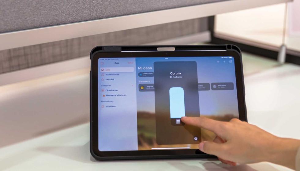 Mediante la aplicacin del sistema Motionblinds, los estores y cortinas de la empresa pueden ser controlados...