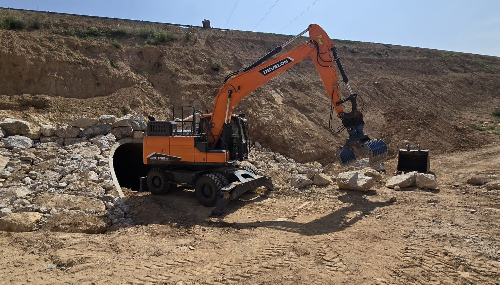 Excavadora DX170W-7, propiedad de Excavaciones Labrandero