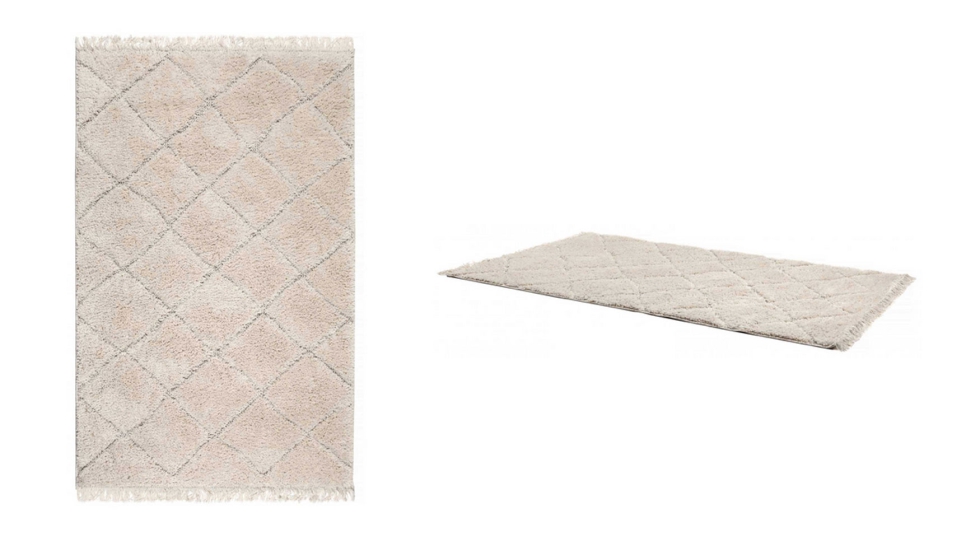 Alfombra mullida con flecos Berry nieve Oeko-Tex de tonalidad beige, dise�o de espiga en relieve e inspiraci�n bereber...