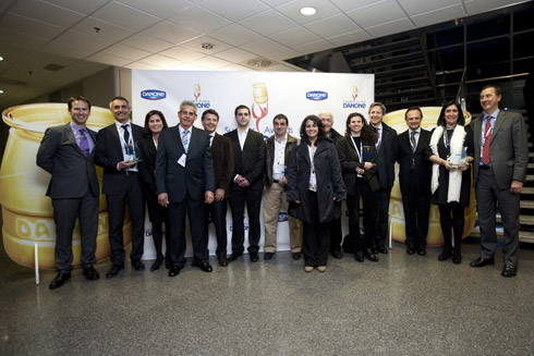 Foto de todos los premiados junto al equipo de Danone