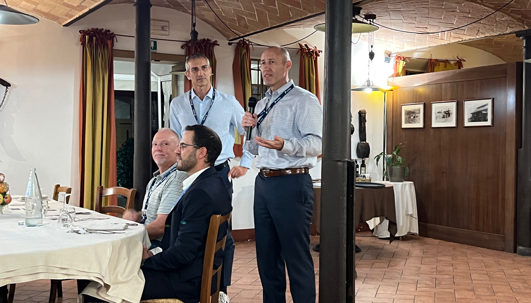 Nino De Giglio, director de Marketing y Comunicacin de Rehlko (de pie, a la izquierda), y Eric Fontaine...