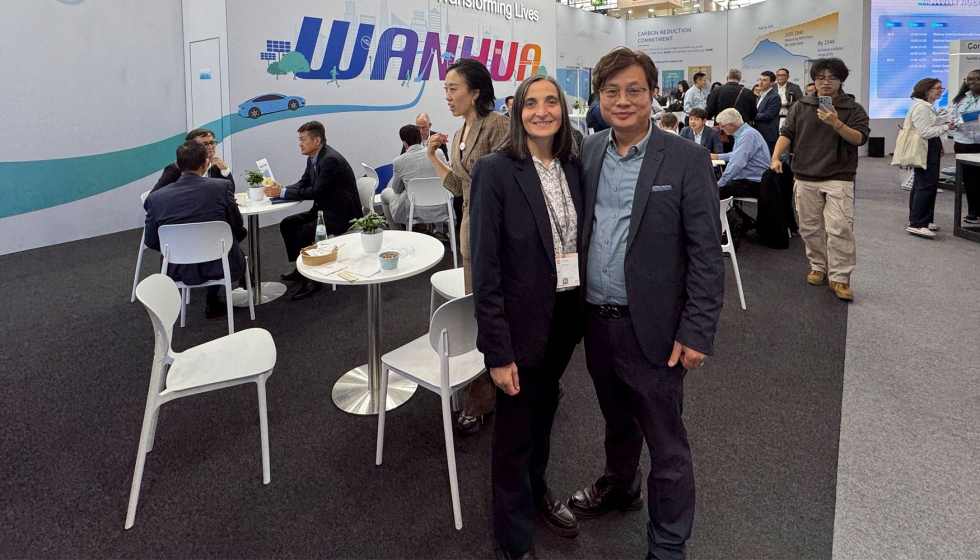 Julia Martnez, Performance Polymers BU Business Development manager, y Shuiping Zhan, Technical Sales manager de Wanhua Chemical en la K 2025...