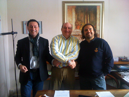 Mariano Moro (centro), director de ventas de Cela en Espaa, durante la firma del contrato