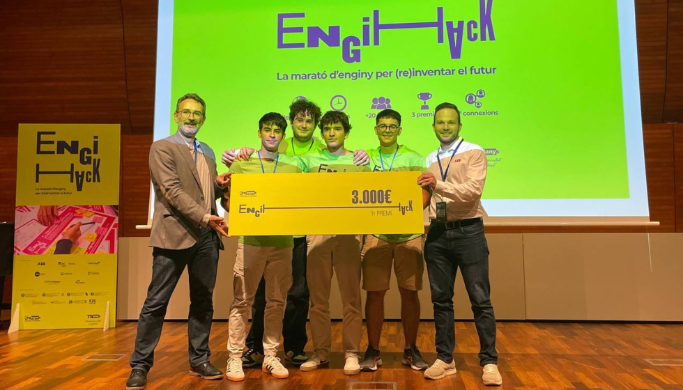 Imagen del equipo formado por estudiantes del ETSEIB, recibiendo el primer premio de la tercera edici�n del Engihack