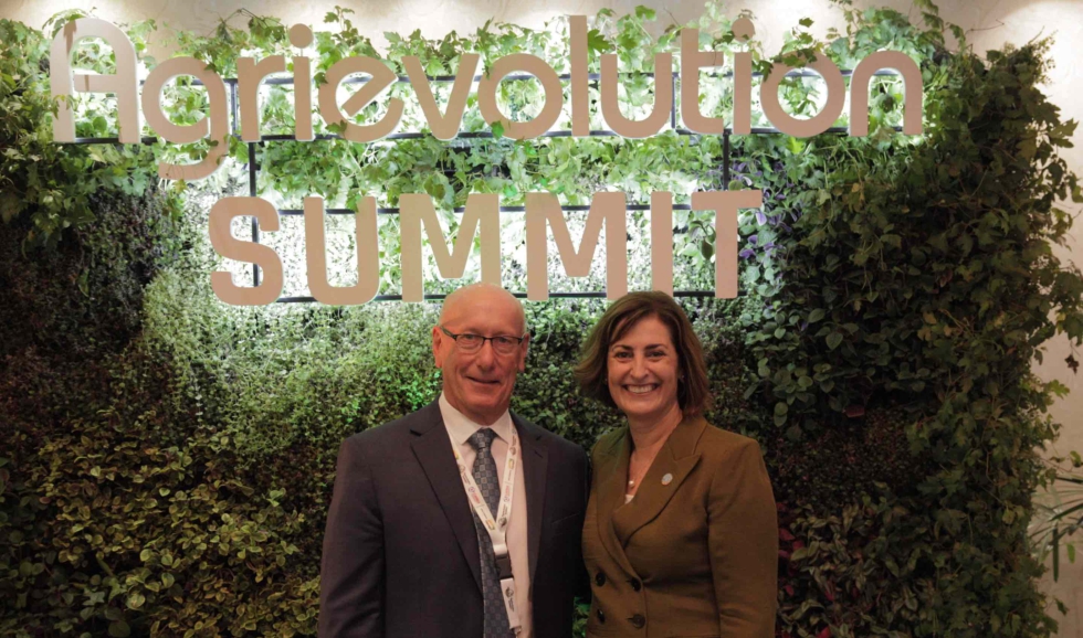 Charlie O'Brien, secretario general de Agrievolution, y Beth Bechdol, directora adjunta de la FAO