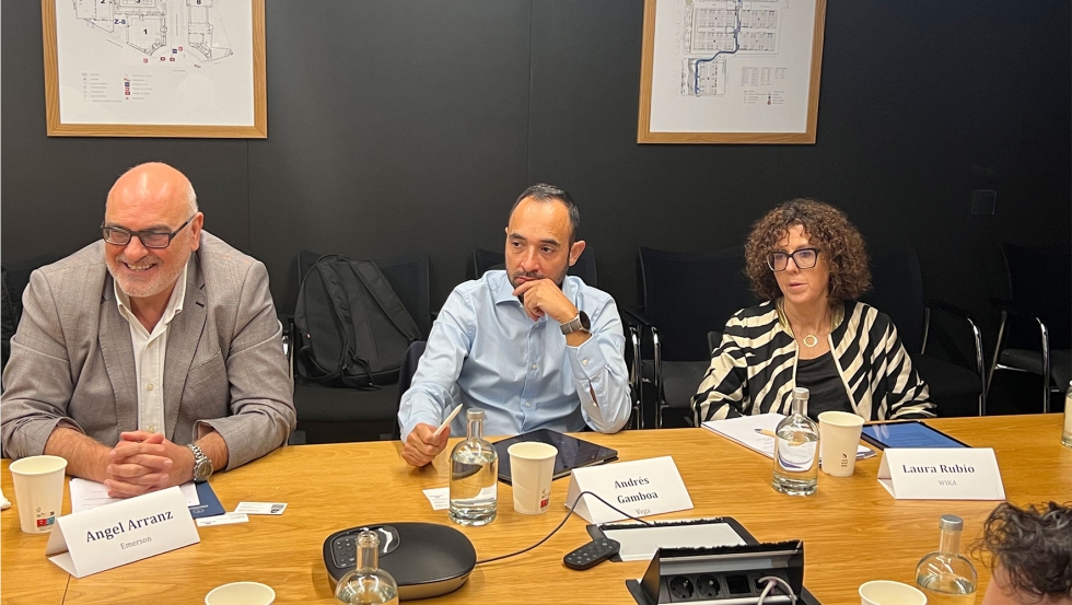 ngel Arranz, de Emerson, Andrs Gamboa de VEGA Instrumentos, S.A y Laura Rubio, de Wika