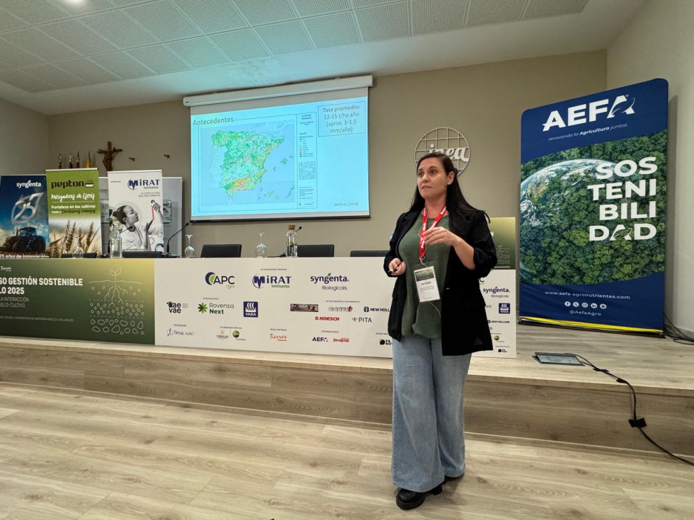 Gema Guzmán (IFAPA) durante su intervención centrada en las cubiertas vegetales Gema Guzmán (IFAPA) durante su intervención centrada en las cubiertas vegetales
