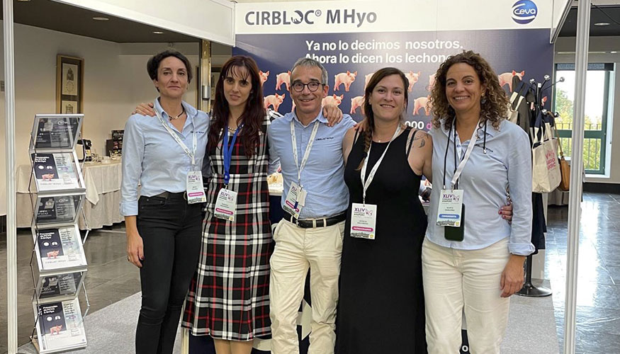 Equipo de Ceva Salud Animal en su stand del XLIV Congreso Anaporc