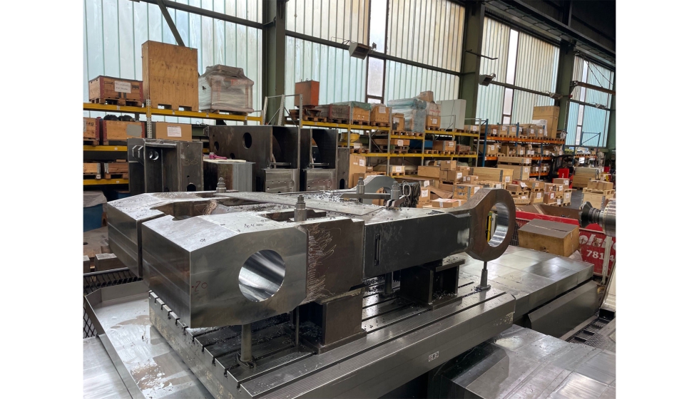 La mquina SFBM 700 de Haeusler ejerce una fuerza de presin de hasta 700 toneladas sobre las placas y perfiles que se van a doblar...