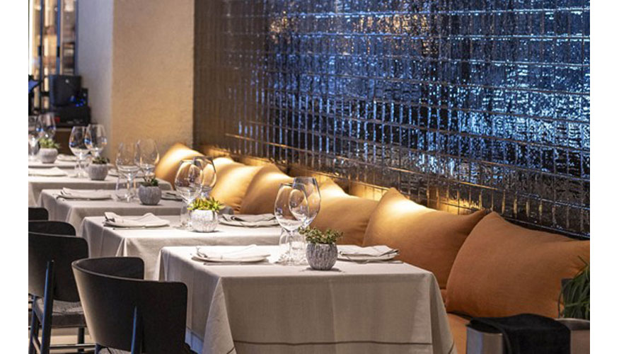 El local presenta una planta en cruz que estructura el proyecto y define el recorrido interior, con una materialidad que combina combina estuco...