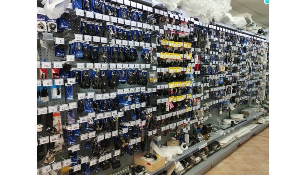 La tienda dispone de una gran variedad de productos en stock, de las diferentes gamas que comprenden el conjunto del barco...