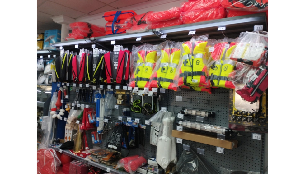 La oferta se compone de cabuyer�a, poleas, jarcias, recambios de motor, adem�s de productos para el confort y ocio en el barco...