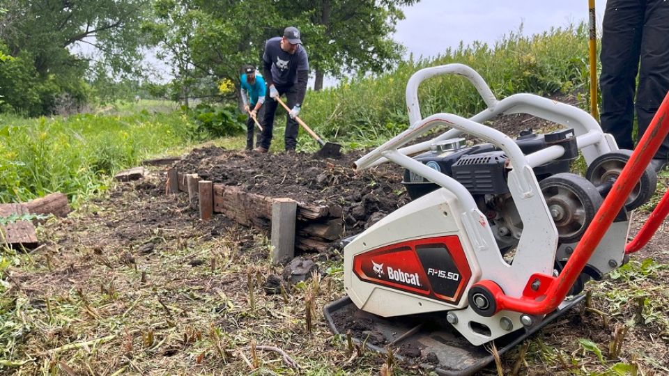 Os funcionrios da Doosan Bobcat nos Estados Unidos esto a utilizar equipamentos da empresa para realizar manuteno ambiental...