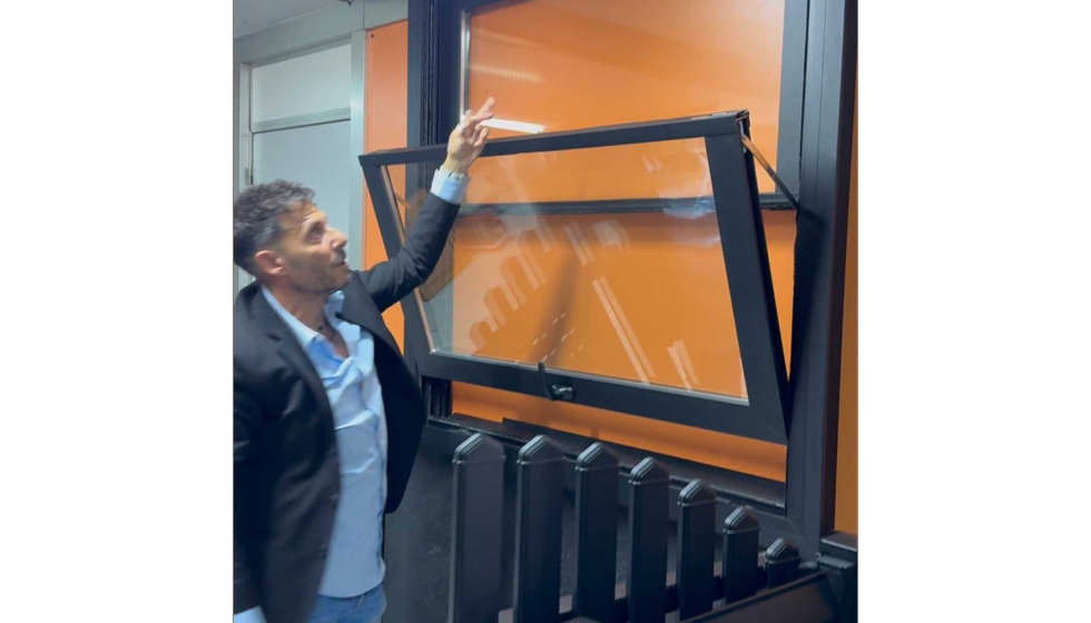 Alfonso Asensio, gerente de Aluminios Vallirana, durante la presentaci�n del nuevo sistema de Ventana Guillotina