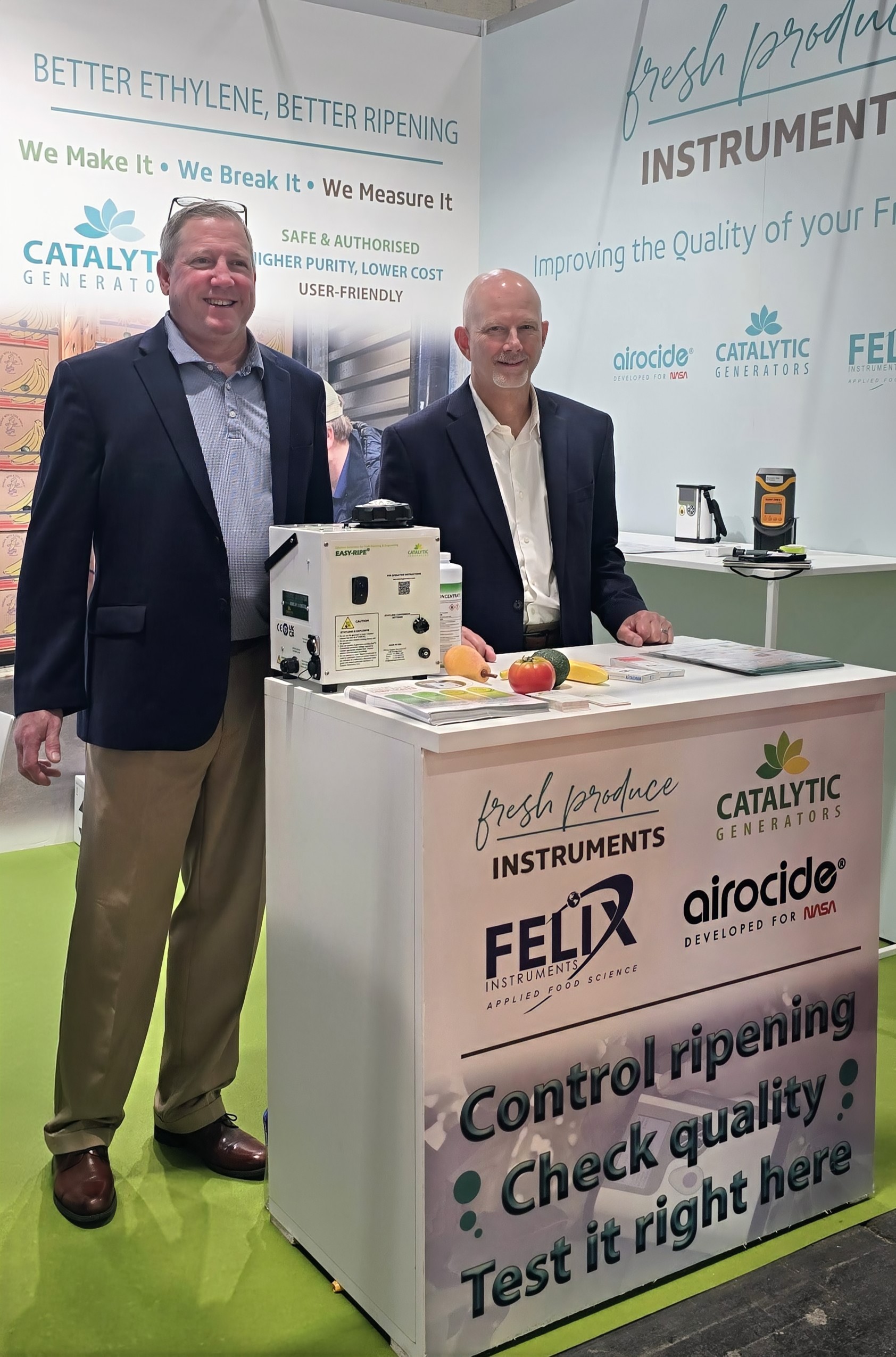 El vicepresidente de Catalytic Generators, Steve Page, y el presidente y CEO, Greg Akins, en Fruit Attraction 2025