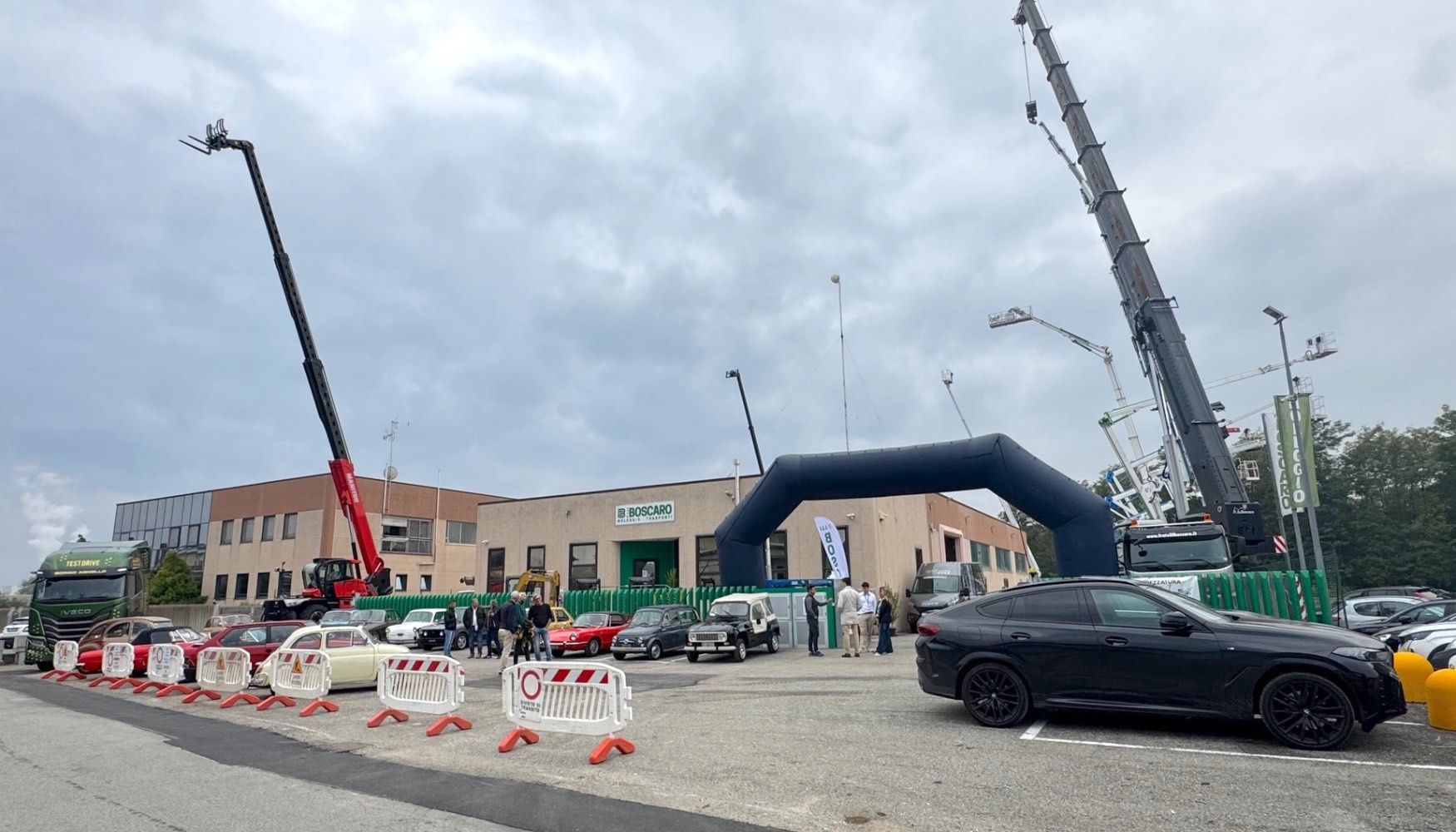 Bienvenida a la jornada de inauguraci�n con la exposicion de coches cl�sicos