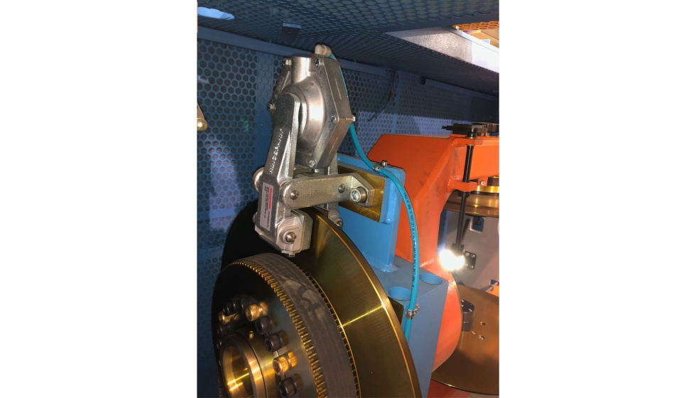 Freno de neum�tico positivo con tama�o de pinza 20, instalado en una m�quina de trenzado de cable