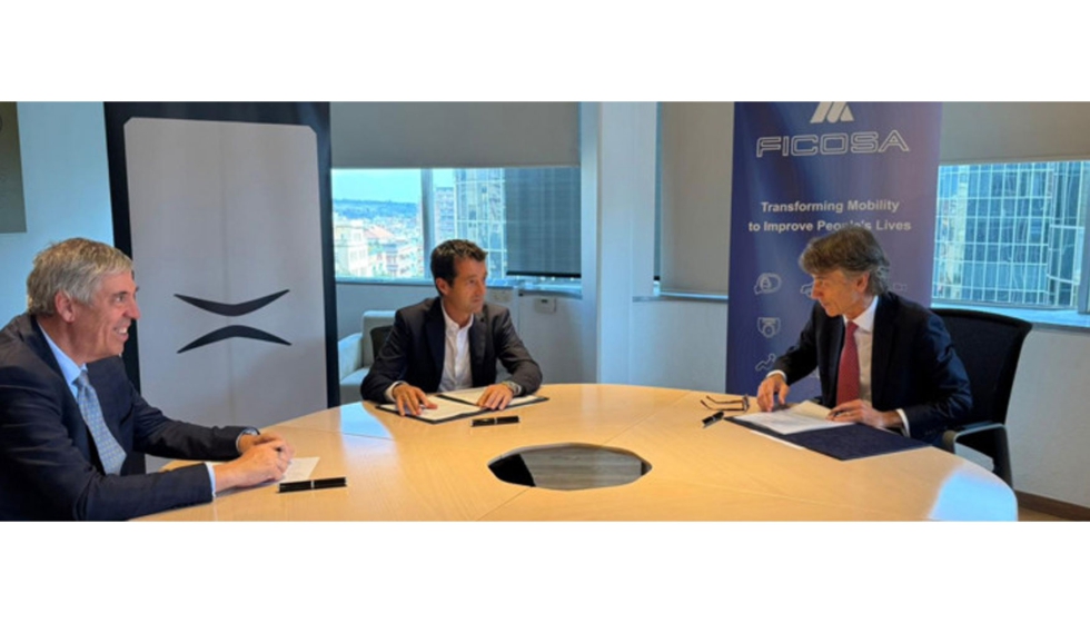 De izq. a dch.: Jos� Vicente de los Mozos, CEO de Indra, �ngel Escribano, presidente de Indra, y Javier Pujol, CEO de Ficosa...