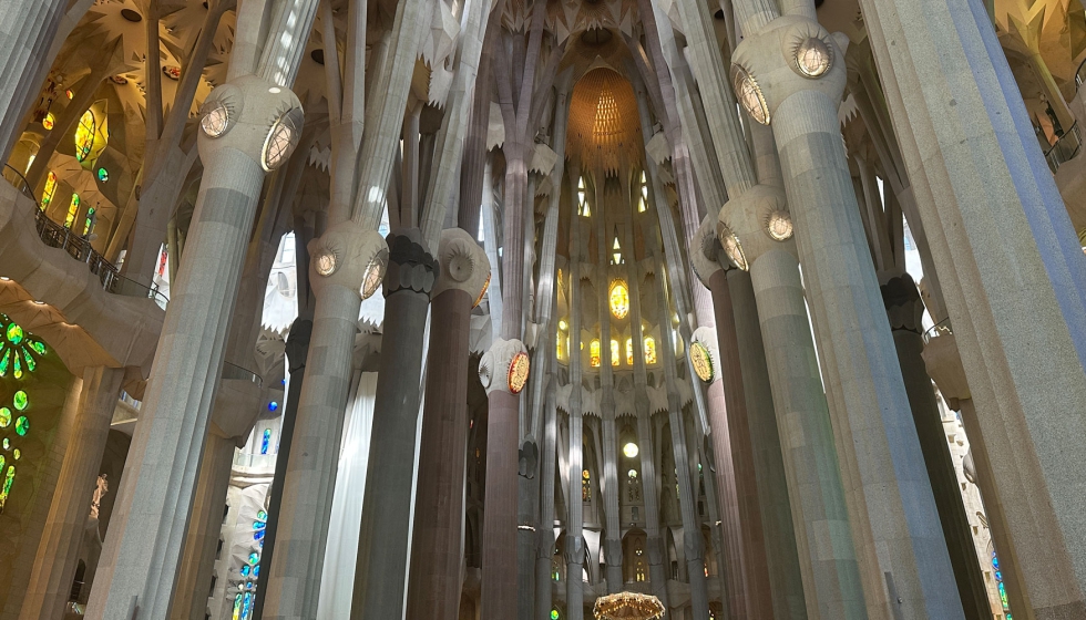 Interior de la Baslica de la Sagrada Familia que Antoni Gaud proyect como un gran jardn interior a finales del siglo XIX...