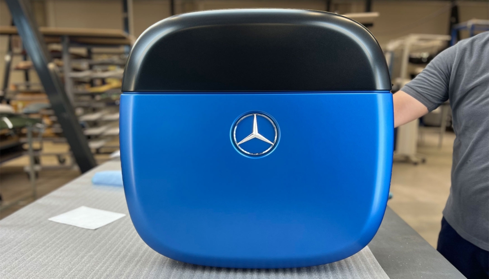 Design bicolor: a caixa de armazenamento da verso eltrica do Mercedes G-Class permite guardar com segurana o cabo de carregamento...