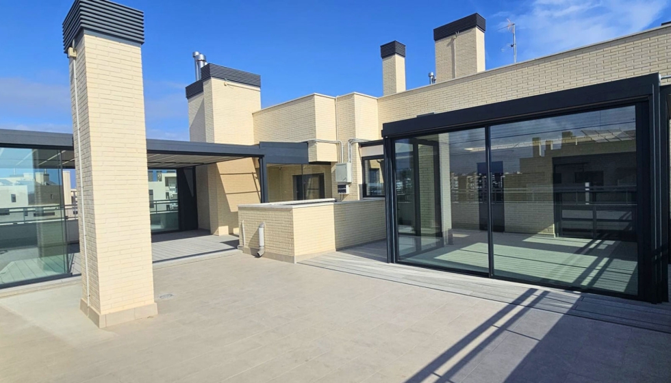 Proyecto �tico en Alicante con incorporaci�n de sistemas de p�rgolas y correderas de aluminio