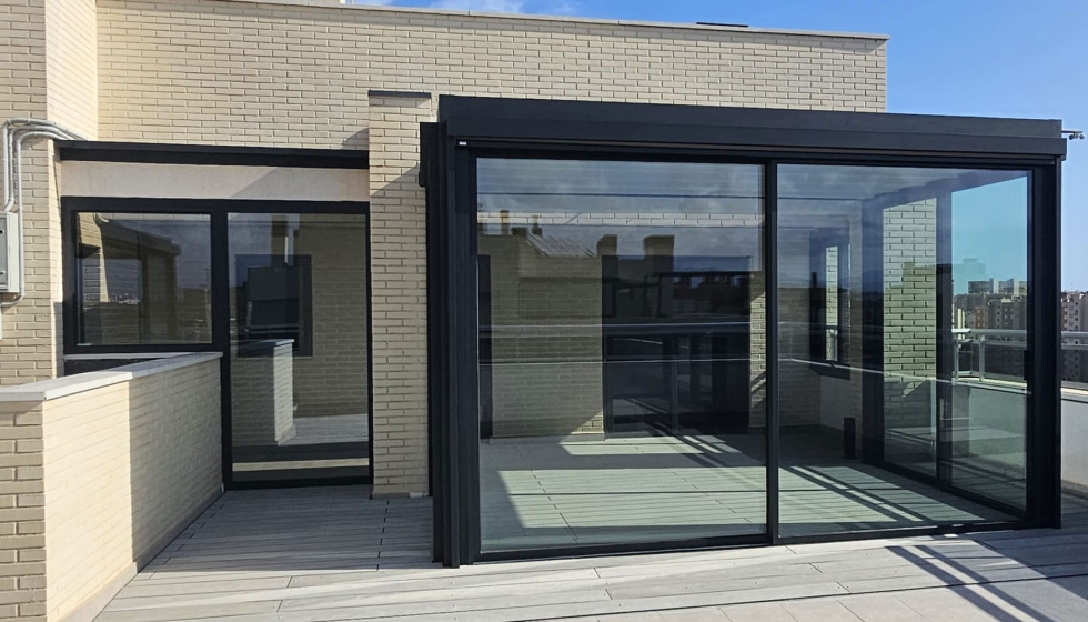 Espacio abierto situado entre dos p�rgolas, dise�ado como un patio al aire libre con la instalaci�n de p�rgolas con panel de cubierta opaca...