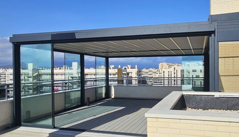 Vistas de 270 grados a la ciudad y la instalaci�n de p�rgola con panel de cubierta ciega y cerramientos con el sistema Cortina de cristal minimalista...