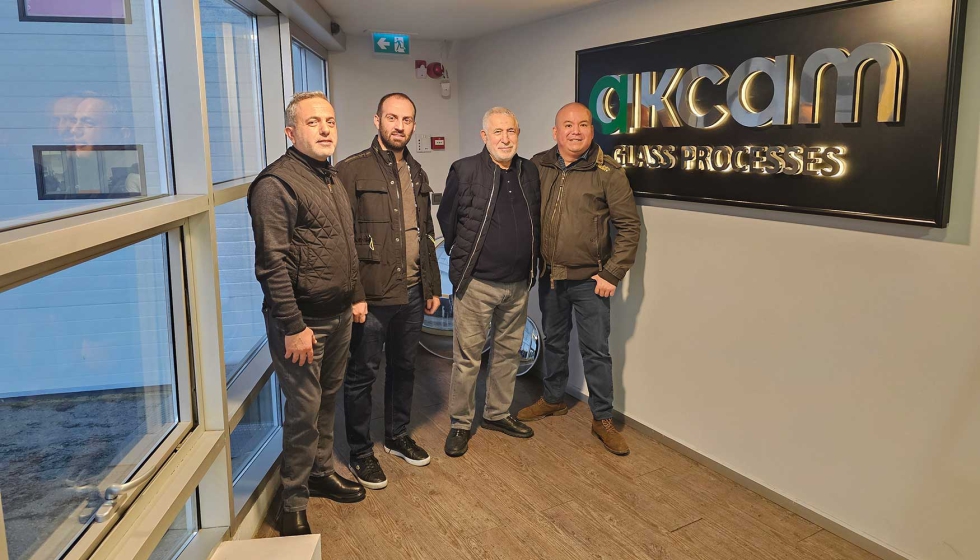 Los responsables de Akcam y Filtraglass tras la instalaci�n del segundo sistema de reciclaje de agua DG.365.F...