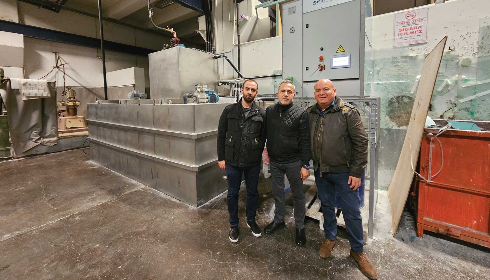 Mustafa Al, Murat Ak�a y Alberto Medina, ante el sistema de recicaje de agua de Filtraglas DG.365.F. instalado en Akcam