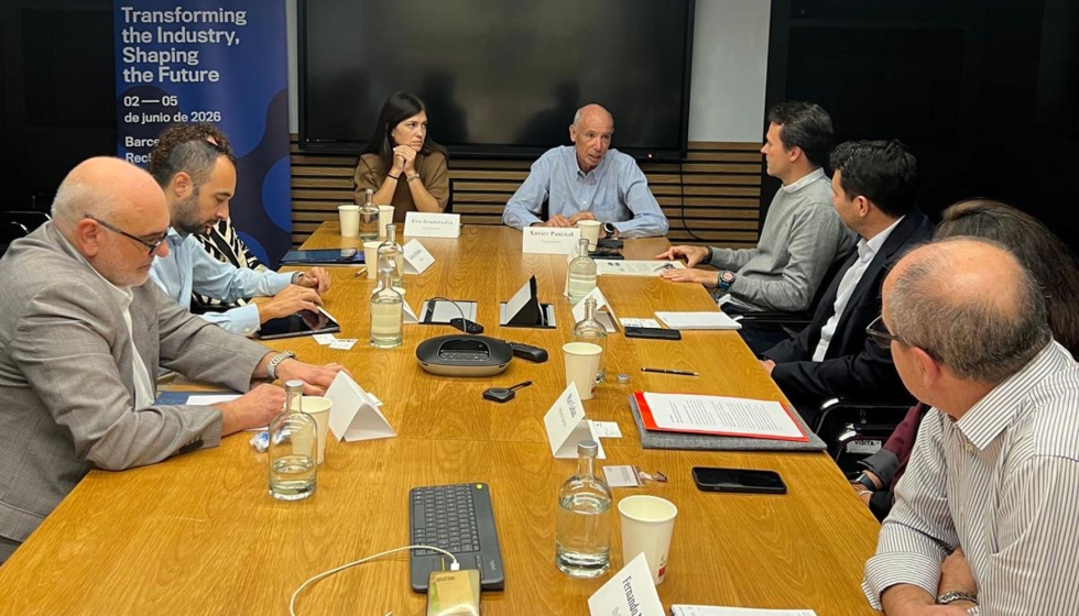 Foto de familia de los participantes de la mesa redonda