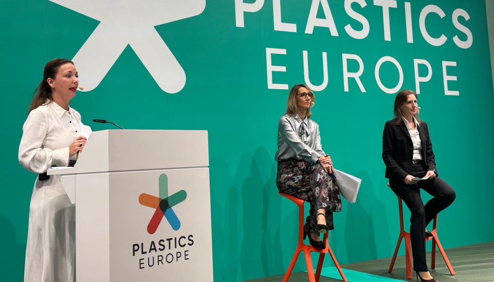 Sylvie Aitken, directora de comunicaci�n de Plastics Europe; Virginia Janssens, directora general; y Katharina Schlegel Thummer...