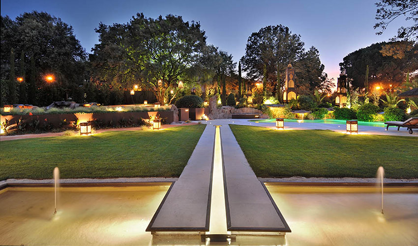 El paisajista Fernando Pozuelo propone jardines concebidos como experiencias multisensoriales, donde cada elemento luz, aroma, textura...