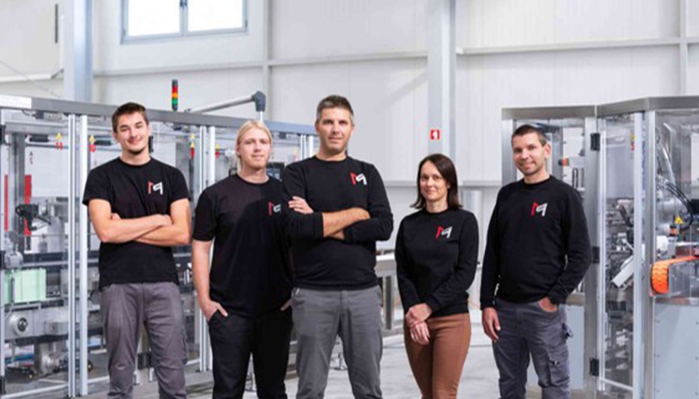 Parte del equipo de Master Production posa orgulloso delante de su m�quina formadora de cajas horizontal