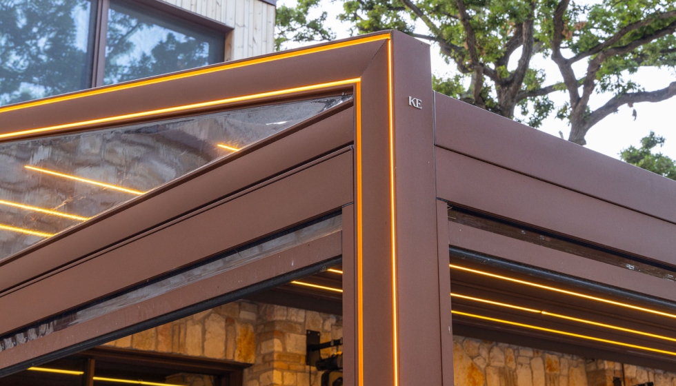 P�rgola Gennius Vega se emplaz� en una posici�n estrat�gica dentro del complejo y se fij� a un muro de piedra vista