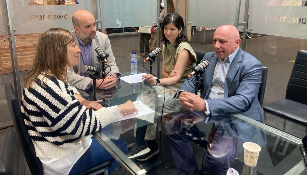 Imagen de los participantes en el v�deopodcast Desaf�o Sika 30/50