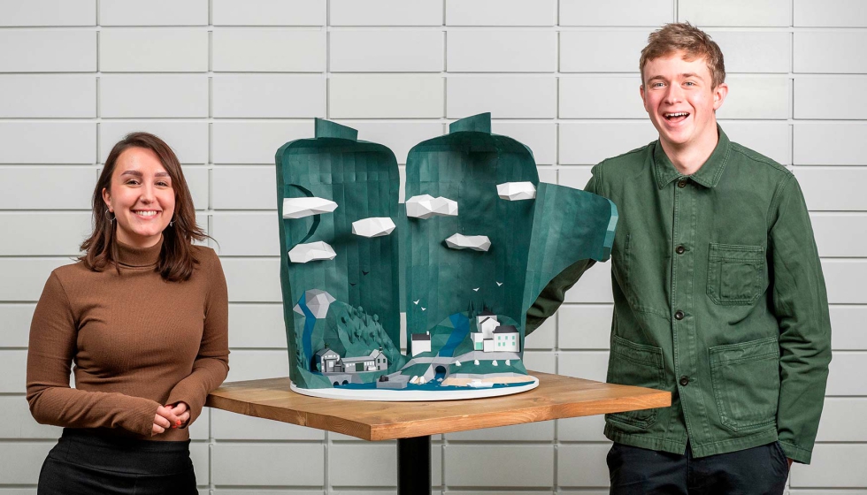 Jordan Scott, directora de comunicaciones de marketing de James Cropper, junto al artista Nathan Ward