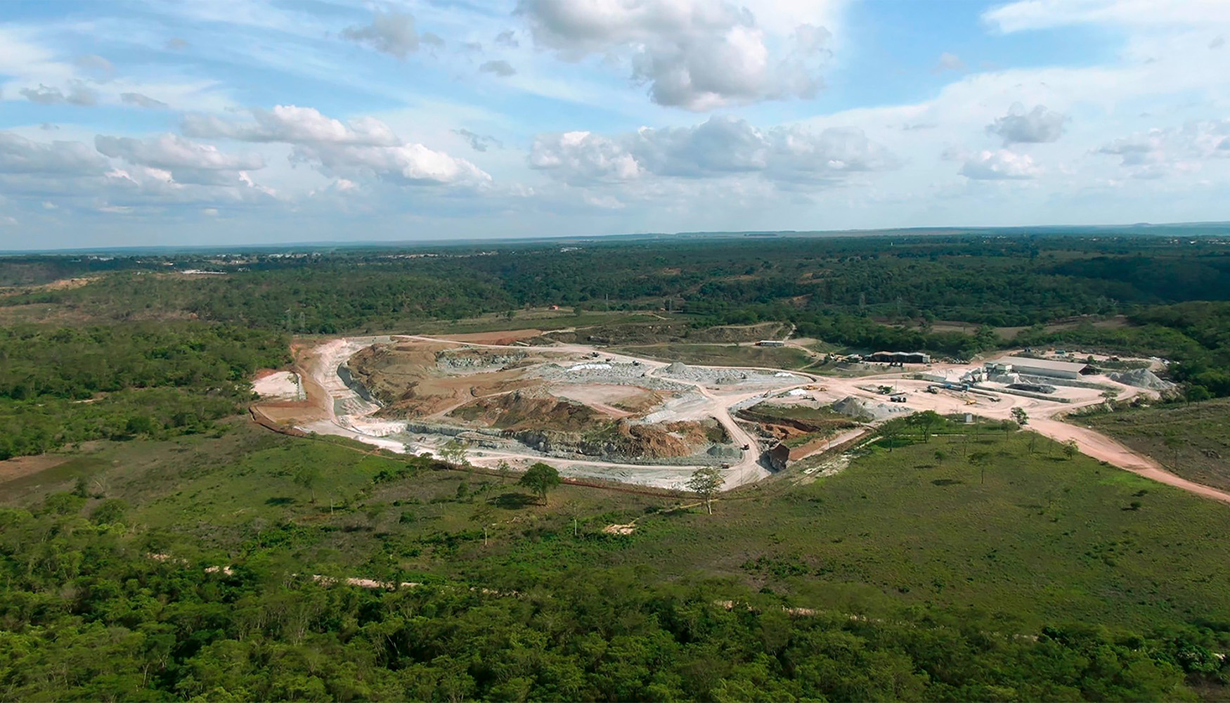 Sin necesidad de perforaciones ni voladuras, en la mina Chorado de Graja�, en el estado de Maranh�o en el noreste de Brasil...