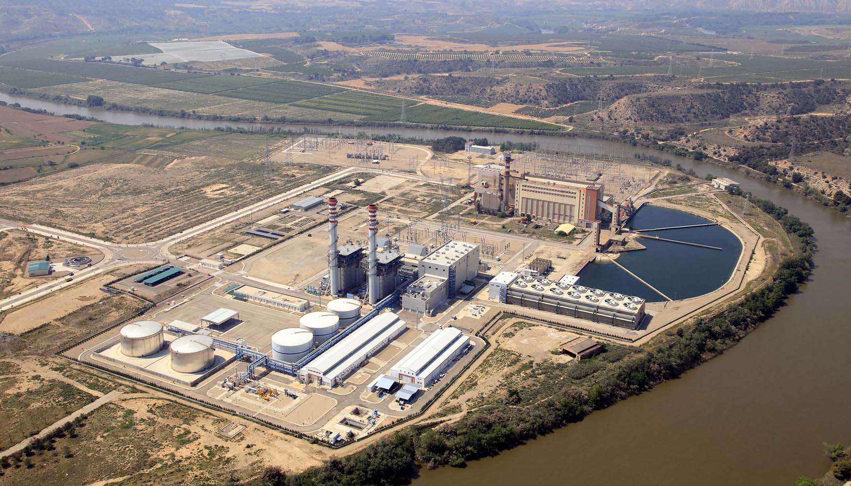 El proyecto combina la central de ciclo combinado de Repsol en Escatr�n con quince parques e�licos de Forestalia...