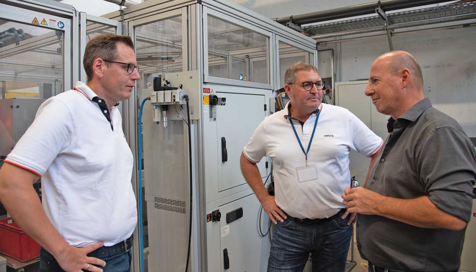 Marcus Mohr, responsable de moldes de Magnetfabrik Bonn, durante la prueba del nuevo sistema junto al equipo de Hasco...