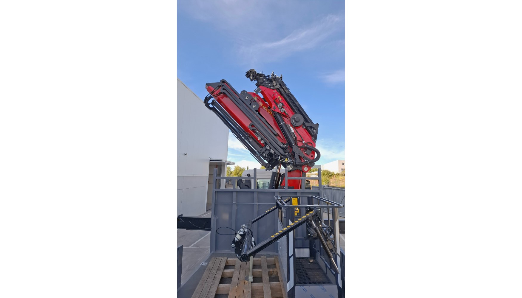 La gra puede ser equipada con cesta porta personas