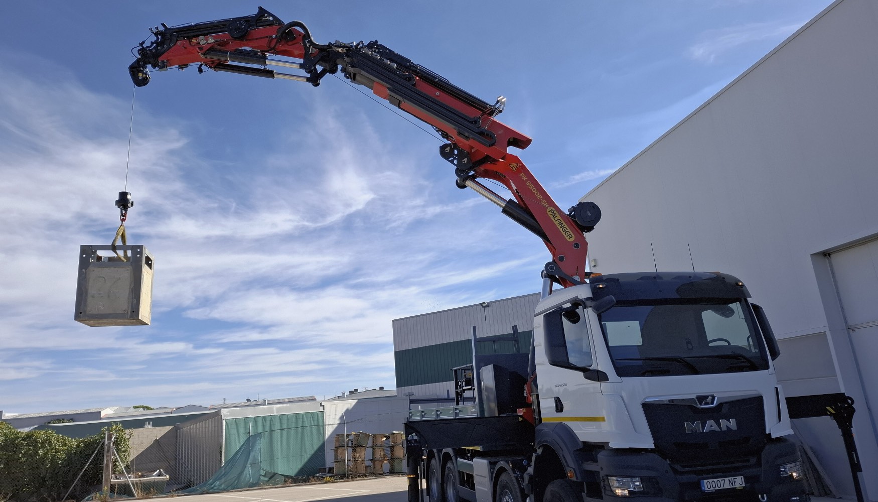 Esta gra ofrece una capacidad mxima de 1.360 kg a 22,4 metros de altura y un impresionante momento de elevacin de 57,1 metros...