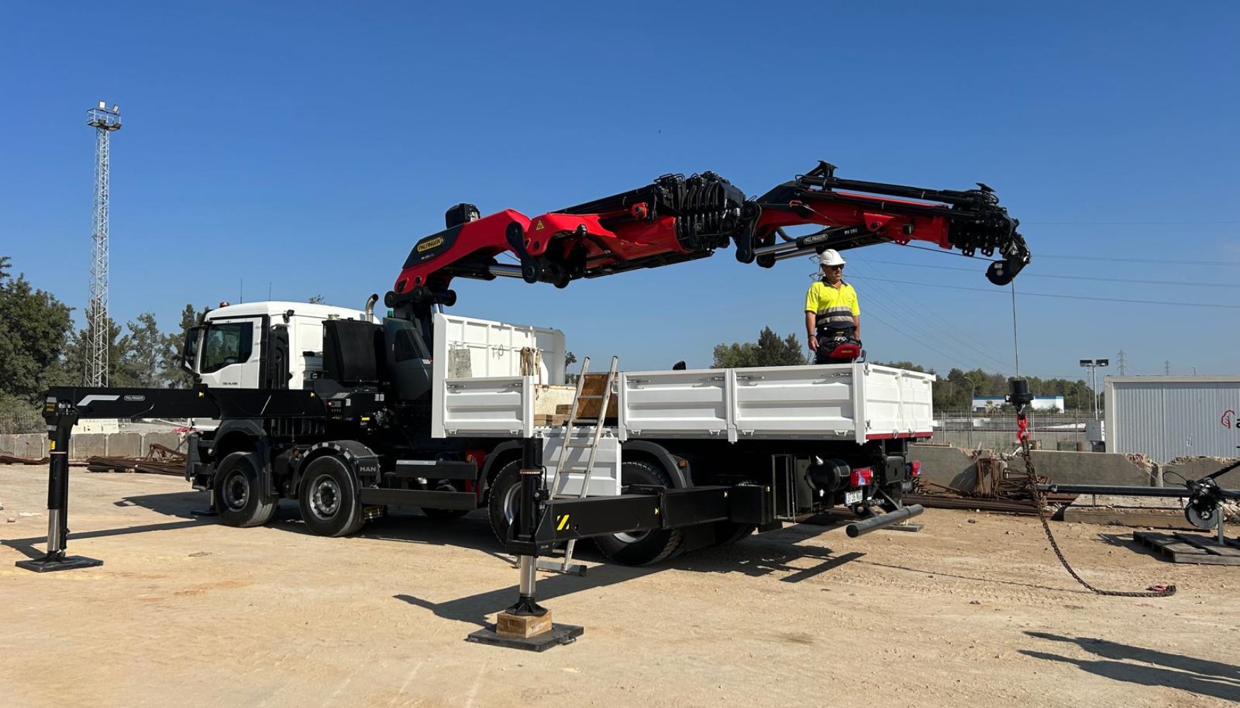 Esta gra permite un alcance horizontal de 27,8 m y hasta 1.280 kg de carga