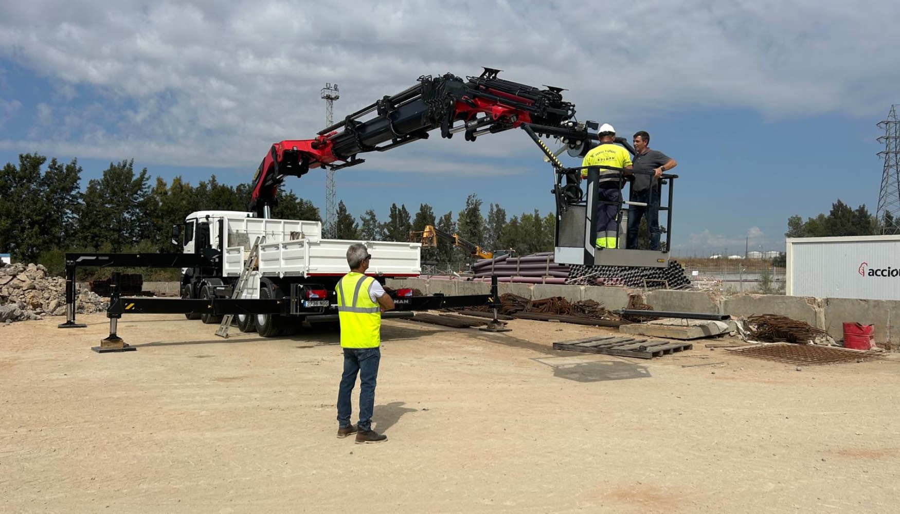 Este potente conjunto de camin gra ha sido montado por el Centro de Montaje Palfinger de Madrid