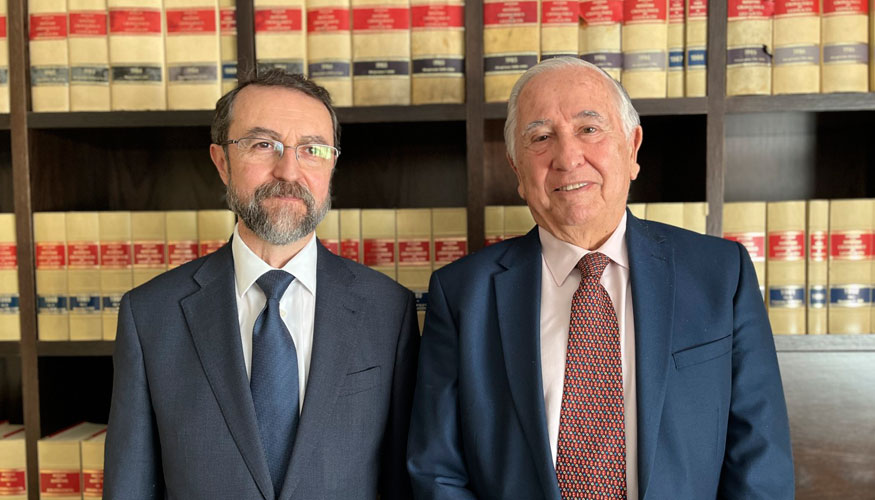 El presidente de Sigrauto, Ernesto Salas Hern�ndez, (a la izquierda de la imagen junto a su predecesor en el cargo...