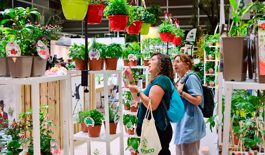 Visitantes nacionales e internacionales recorren los pabellones de Iberflora 2025, interesados en las ltimas tendencias en jardinera...