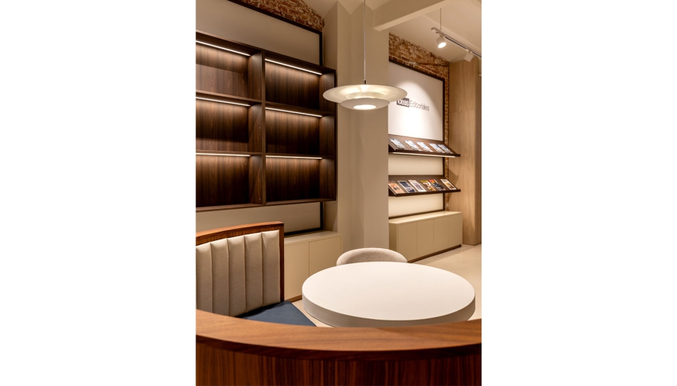 Mobiliario a medida, paneles de madera y puntos de luz estrat�gicamente ubicados en suelo y techo para acompa�ar la experiencia de uso diario...