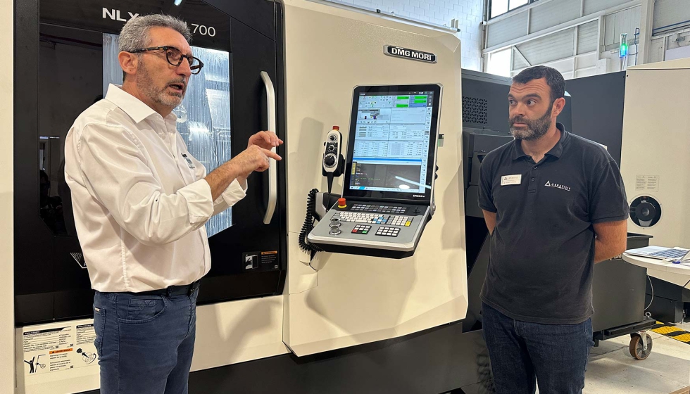 Josep Sierra y Albert Crusi, tcnicos de Aplicaciones de DMG MORI Ibrica y Ceratizit Ibrica, respectivamente, durante la demostracin con el equipo...