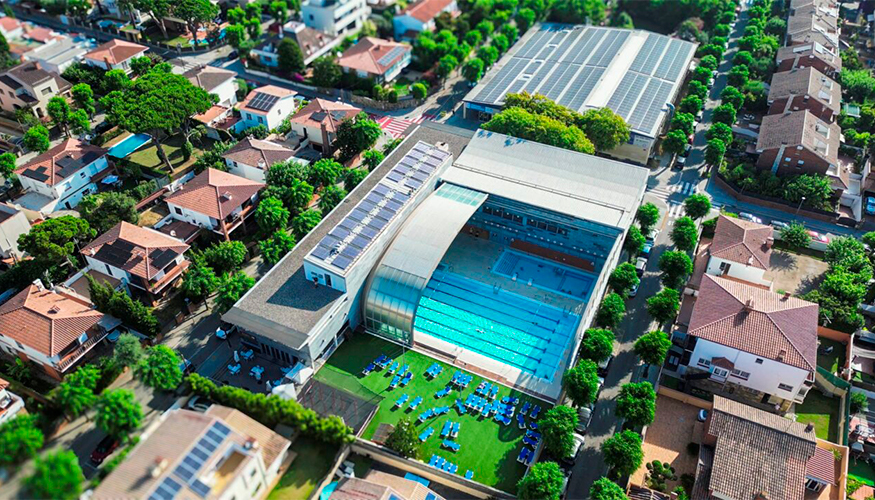 El sistema fotovoltaico cuenta con una potencia total instalada de 220 kW y una potencia pico de 255,5 kWp...