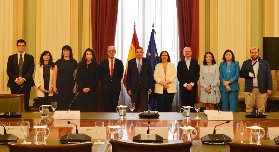 El ministro Luis Planas en la reunin con la junta directiva de la Asociacin de Ingenieros Agrnomos de la Administracin General del Estado...