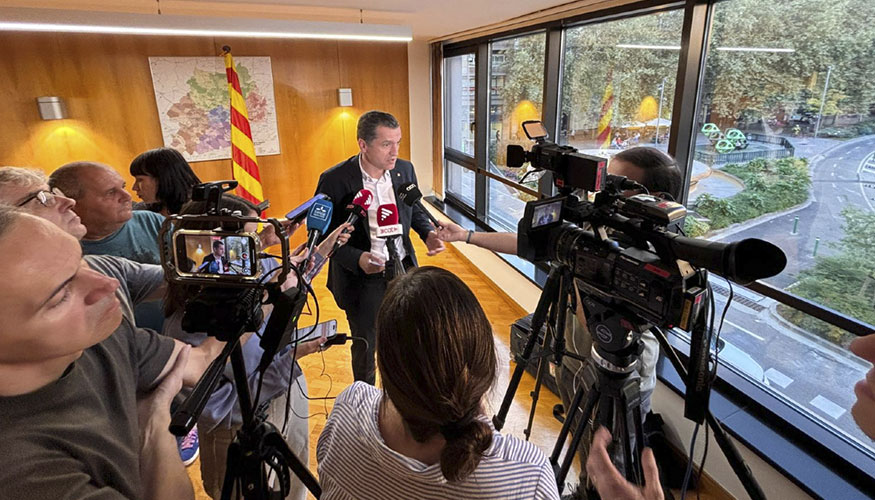 El conseller de Agricultura, Ganadera, Pesca y Alimentacin de la Generalitat de Catalua, scar Ordeig, atiende a los medios de comunicacin...